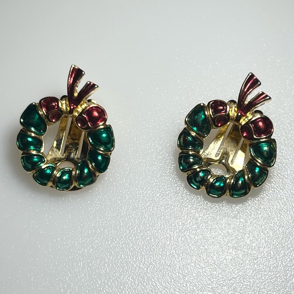 Vintage Gold Tone Red Green Enamel Christmas Wreath Clip On Earrings - Picture 3 of 16